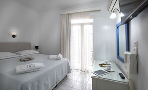 Shower, free toiletries, hair dryer, slippers - Carolina Hotel (Athens)