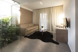 디럭스 스위트 | 거실 | 평면 TV