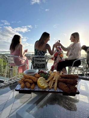 Aperto a colazione, pranzo e cena, con vista sul mare 