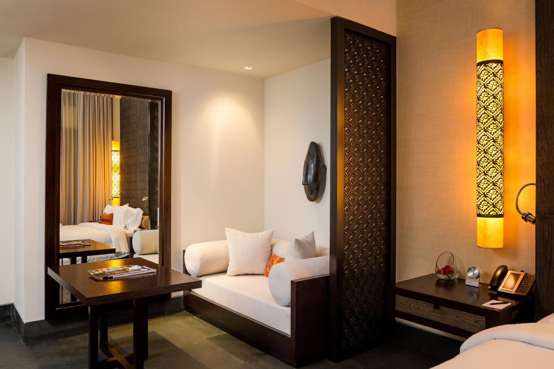 Bộ đồ giường cao cấp, chăn bông, minibar, két bảo mật tại phòng 