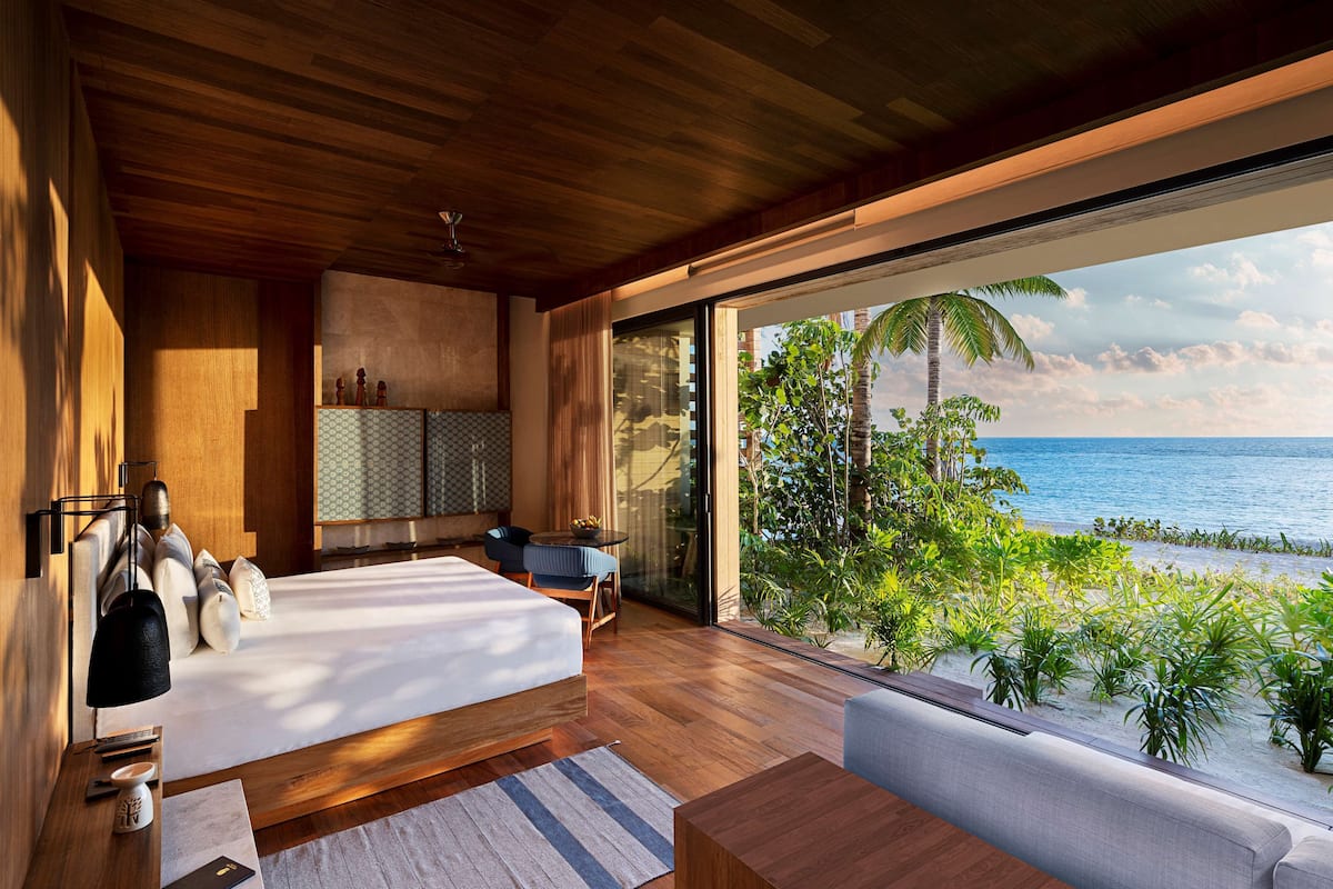 Beachfront Terrace Pool Suite | 고급 침구, 오리/거위털 이불, 미니바, 객실 내 금고