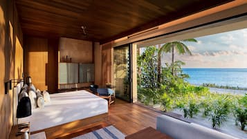 Beachfront Terrace Pool Suite | Ylelliset vuodevaatteet, untuvapeitot, minibaari, tallelokero huoneessa