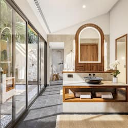 Shower, rainfall showerhead, free toiletries, hair dryer