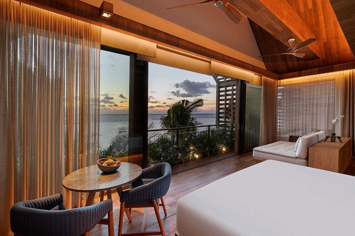 Oceanfront Balcony Pool Suite | 고급 침구, 오리/거위털 이불, 미니바, 객실 내 금고