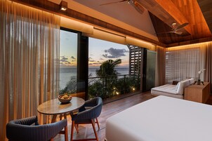 Oceanfront Balcony Pool Suite | R úmföt af bestu gerð, dúnsængur, míníbar, öryggishólf í herbergi