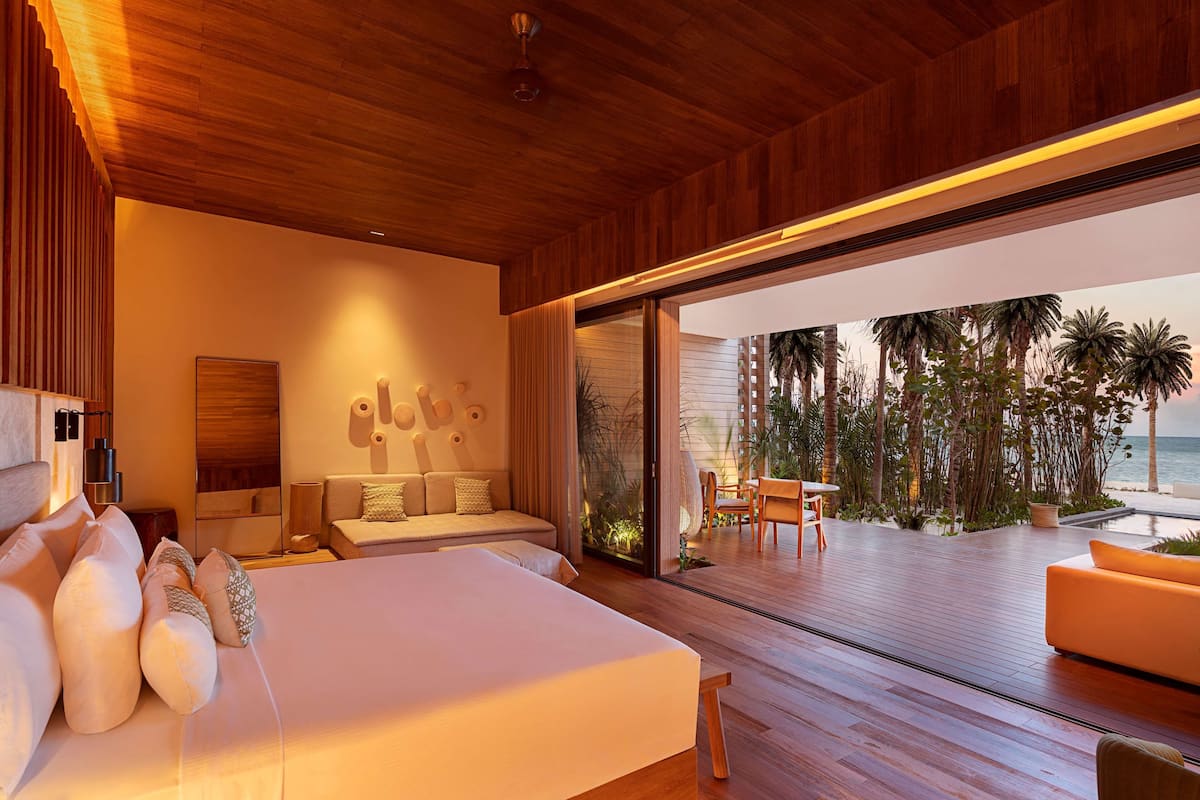 Beachfront Lanai Pool Suite -King | 고급 침구, 오리/거위털 이불, 미니바, 객실 내 금고