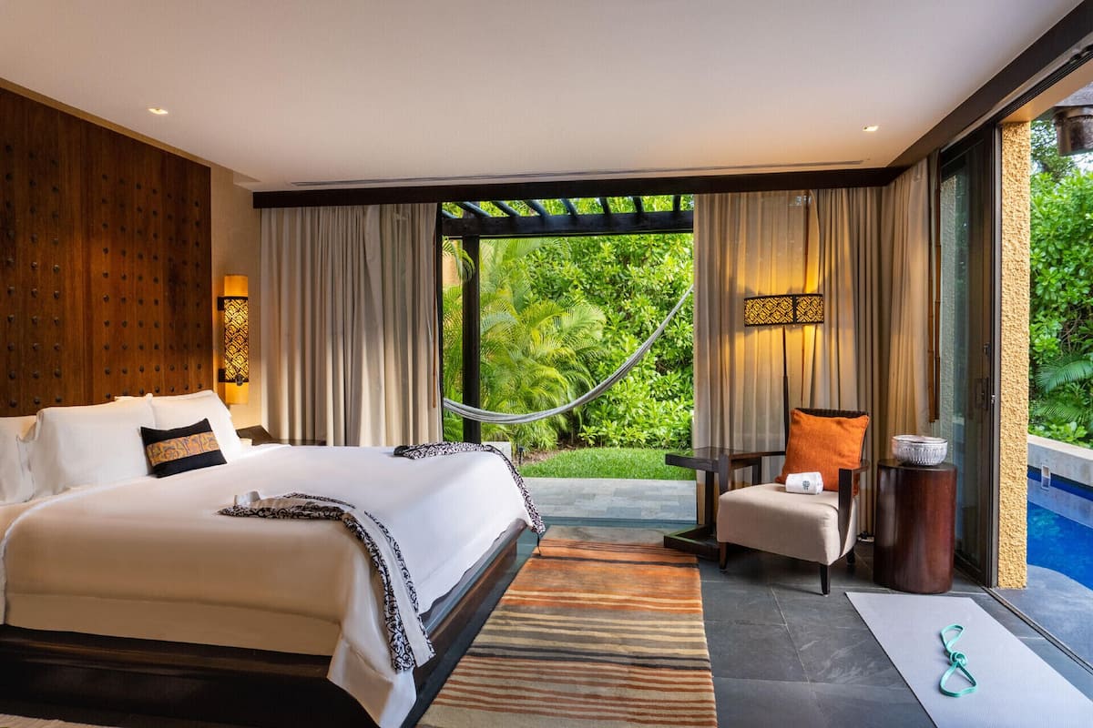 Premium bedding, down comforters, minibar, in-room safe