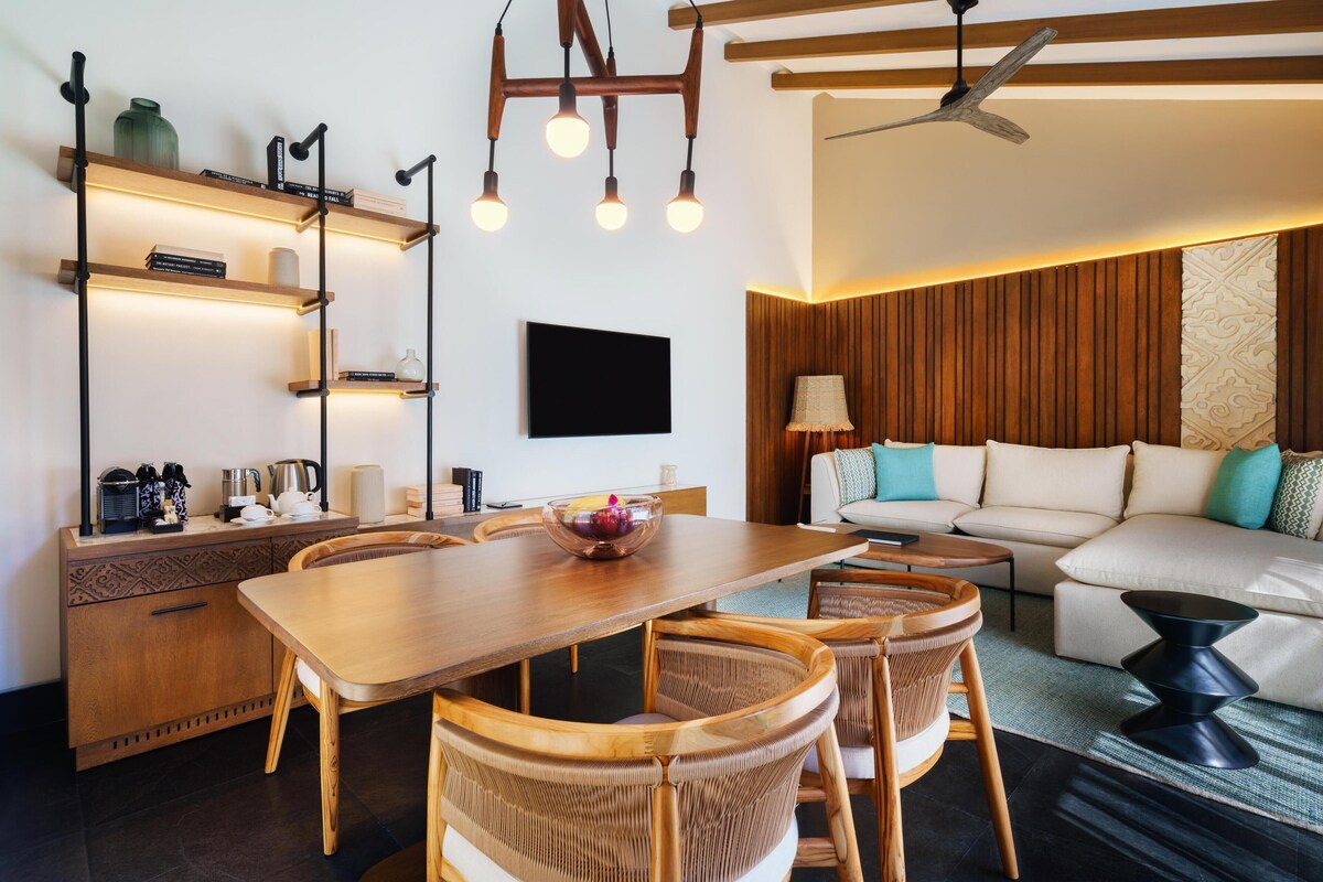 Serenity Pool Villa | 客廳 | 50-吋智慧型電視、數位頻道、電視、書籍