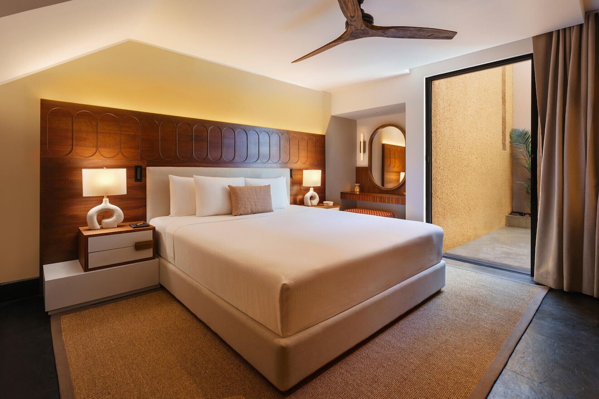 Premium bedding, down comforters, minibar, in-room safe