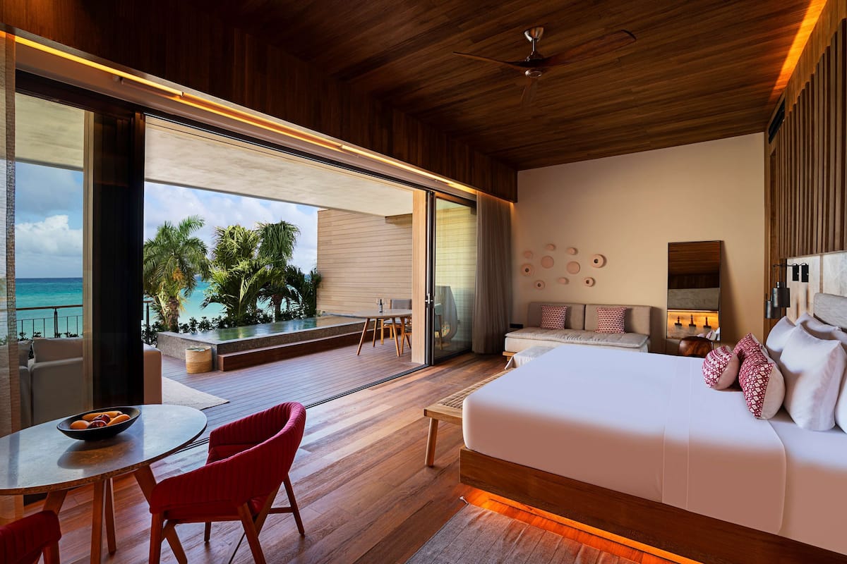 Oceanfront Veranda Pool Suite - King | 고급 침구, 오리/거위털 이불, 미니바, 객실 내 금고