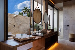 Beachfront Terrace Pool Suite | Bathroom | Shower, rainfall showerhead, free toiletries, hair dryer - Banyan Tree Mayakoba (Playa del Carmen)