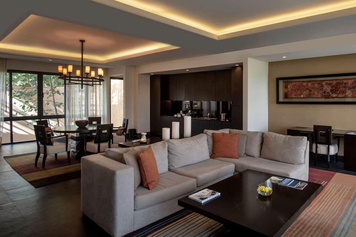 Three-Bedroom Family Villa | 거실 | 디지털 채널 시청이 가능한 50인치 스마트 TV, TV, 책