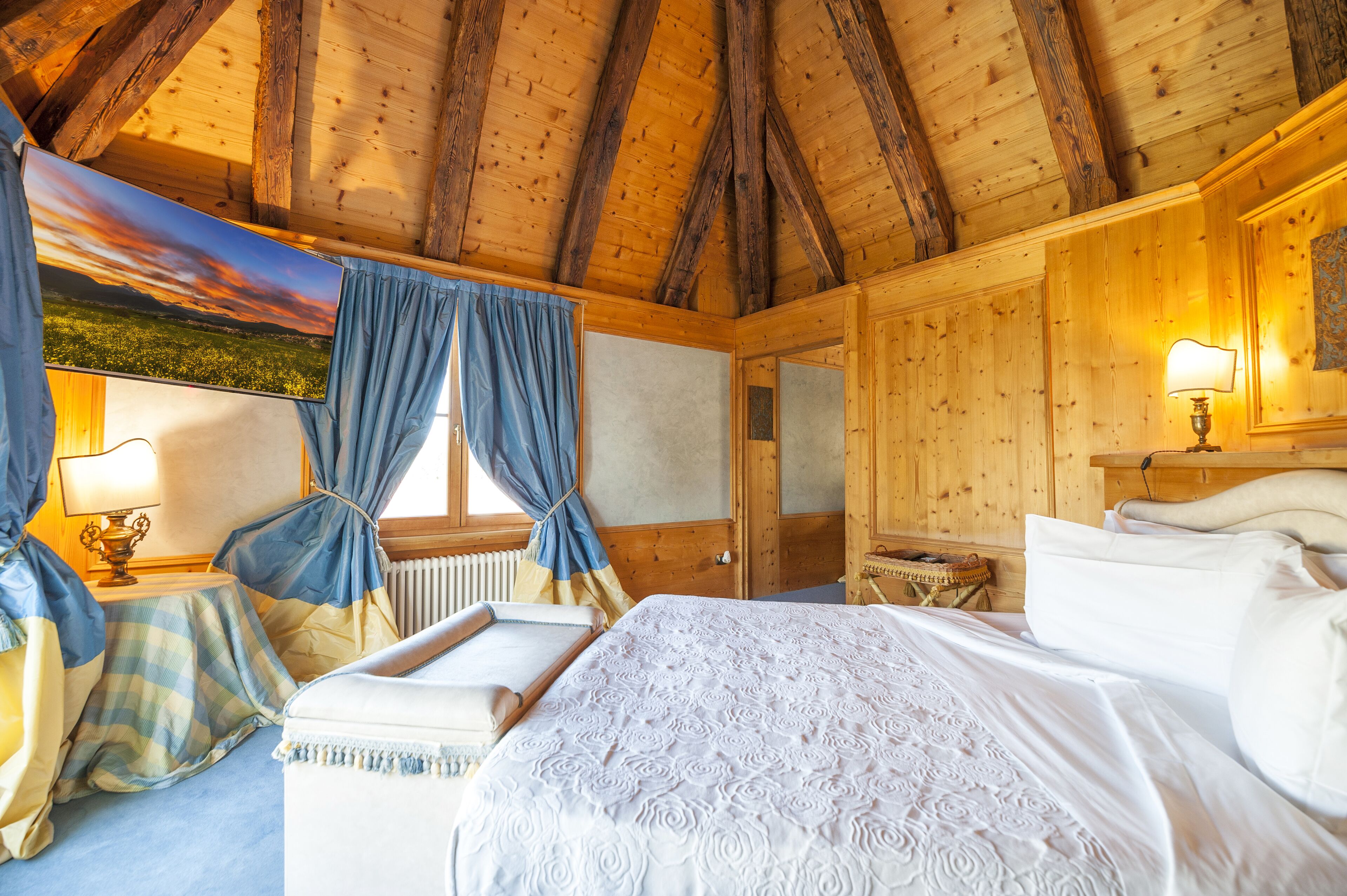 romantic suite | 1 bedroom, premium bedding, minibar, in-room safe