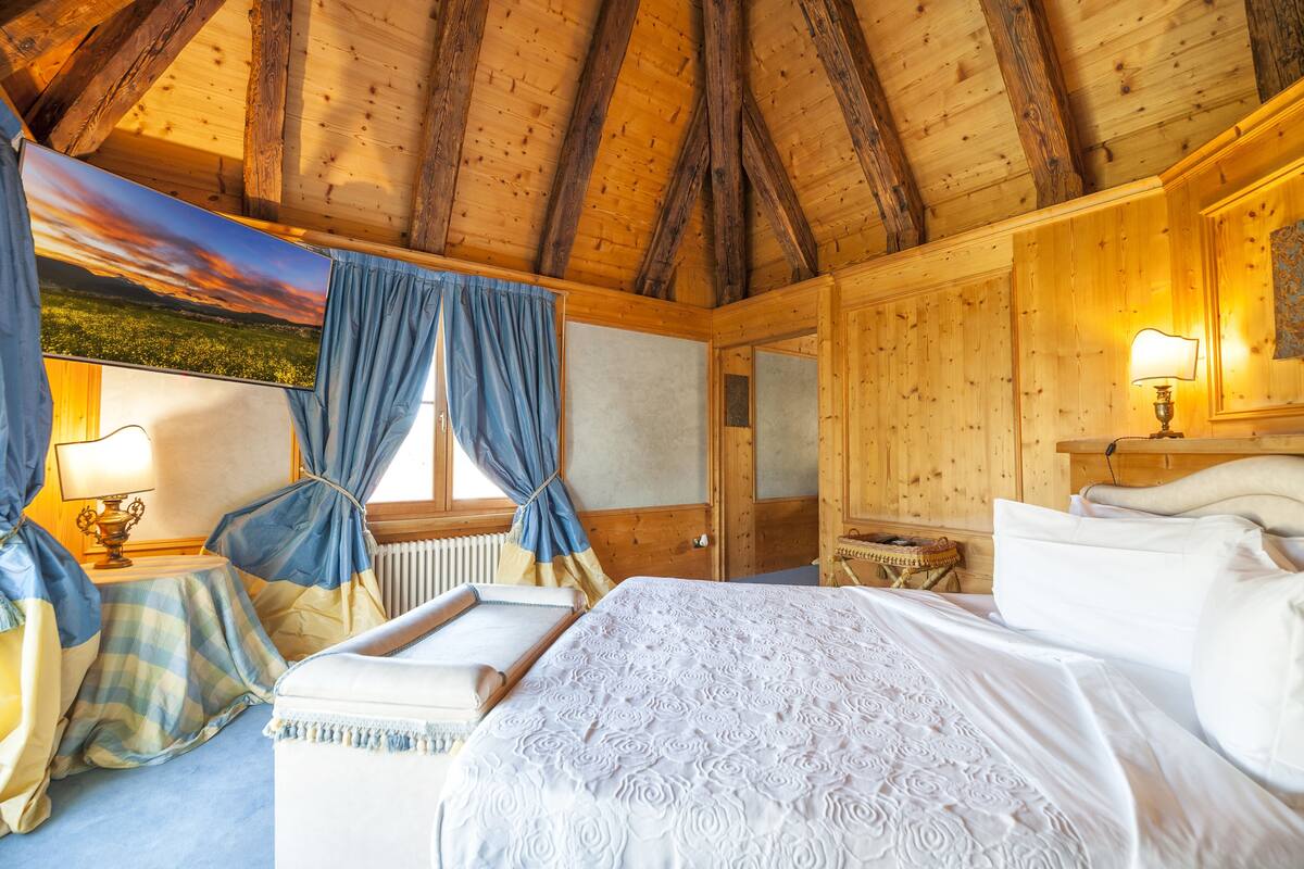 romantic suite | 1 bedroom, premium bedding, minibar, in-room safe