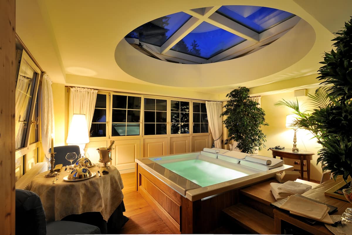 Romantic Suite | 1 bilik tidur, peralatan tempat tidur premium, bar mini