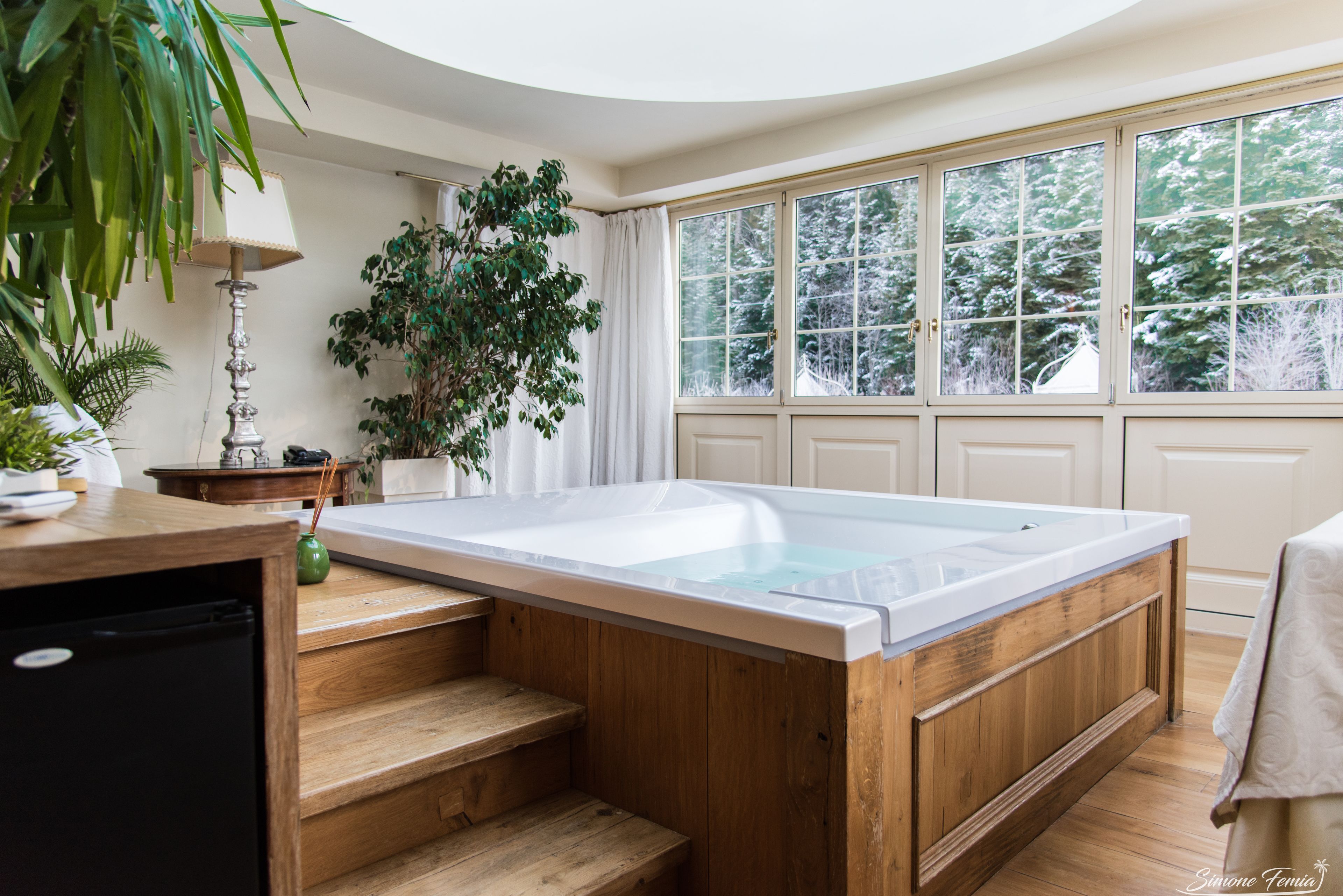 indoor spa tub