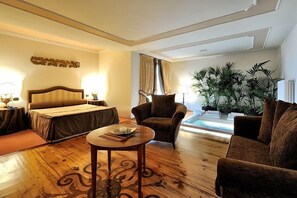 Junior Double Room | Premium bedding, minibar, in-room safe, desk - Villa Orso Grigio (Ronzone)