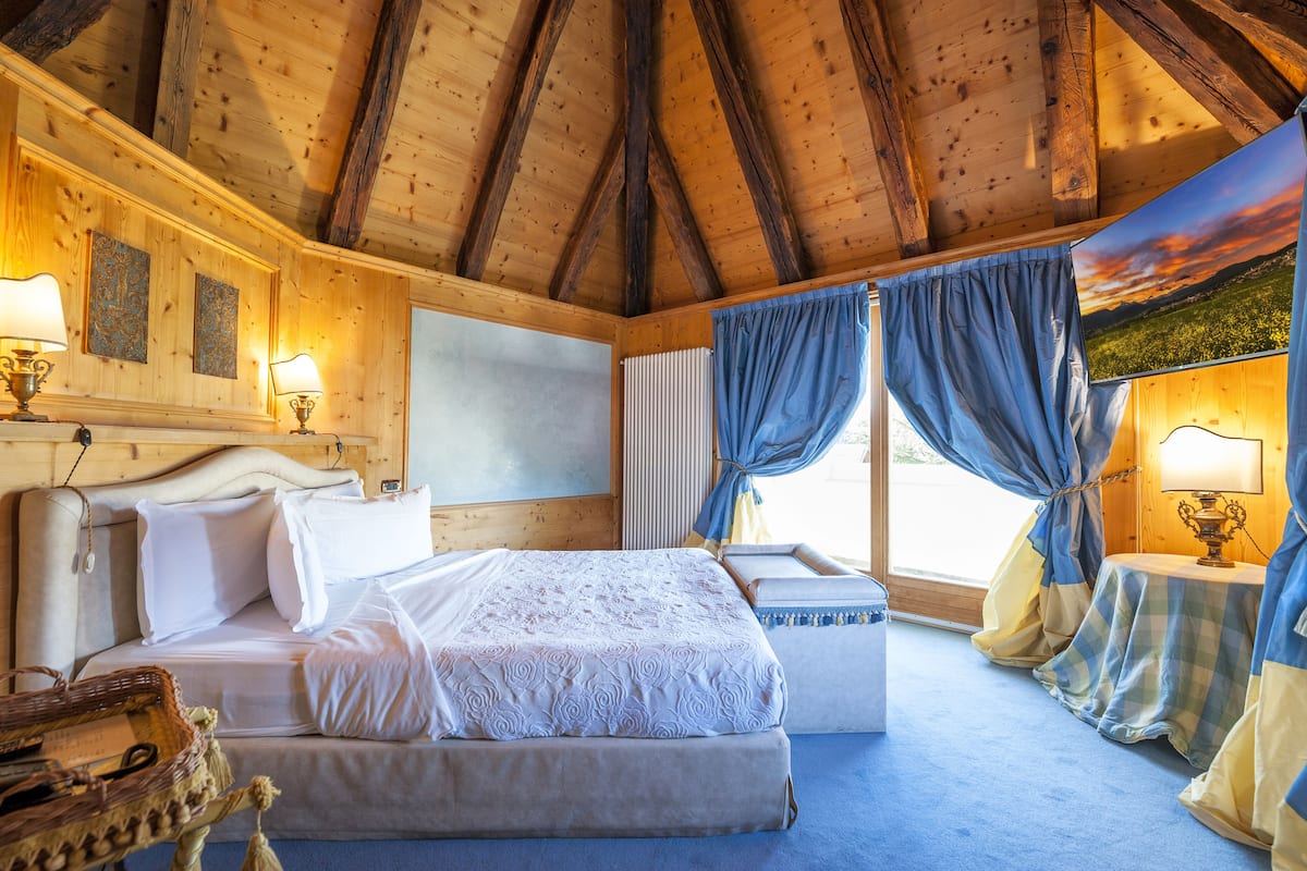 romantic suite | 1 bedroom, premium bedding, minibar, in-room safe