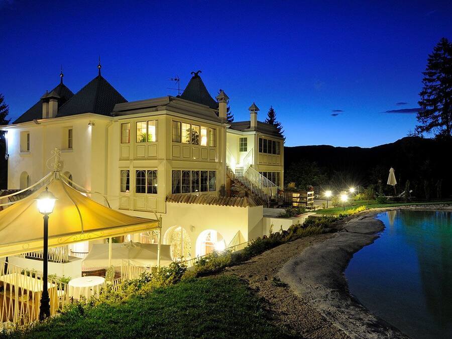 Bagian depan properti - sore/malam