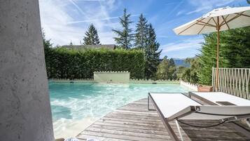 Piscine extérieure (ouverte en saison), parasols de plage
