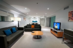 Téléviseur à écran plat, lecteur de DVD