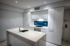 Réfrigérateur grande capacité avec congélateur, four à micro-ondes