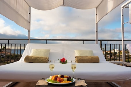 Outdoor pool, pool umbrellas, sun loungers. Grand Muthu Golf Plaza Hotel