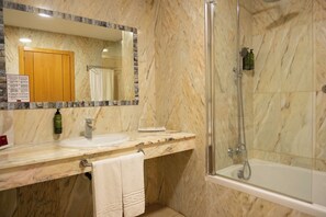 Suite Deluxe | Badkamer | Een haardroger, handdoeken, zeep, shampoo