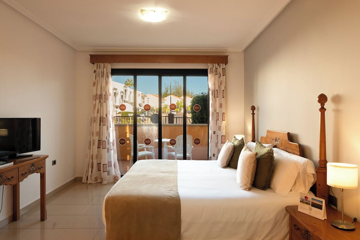 Double Room with Terrace (2 adults) | Tallelokero huoneessa, pimennysverhot, silitysrauta/-lauta