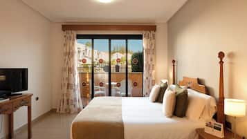 Double Room with Terrace (2 adults) | VÀrdeförvaringsskÄp pÄ rummet och mörklÀggningsgardiner