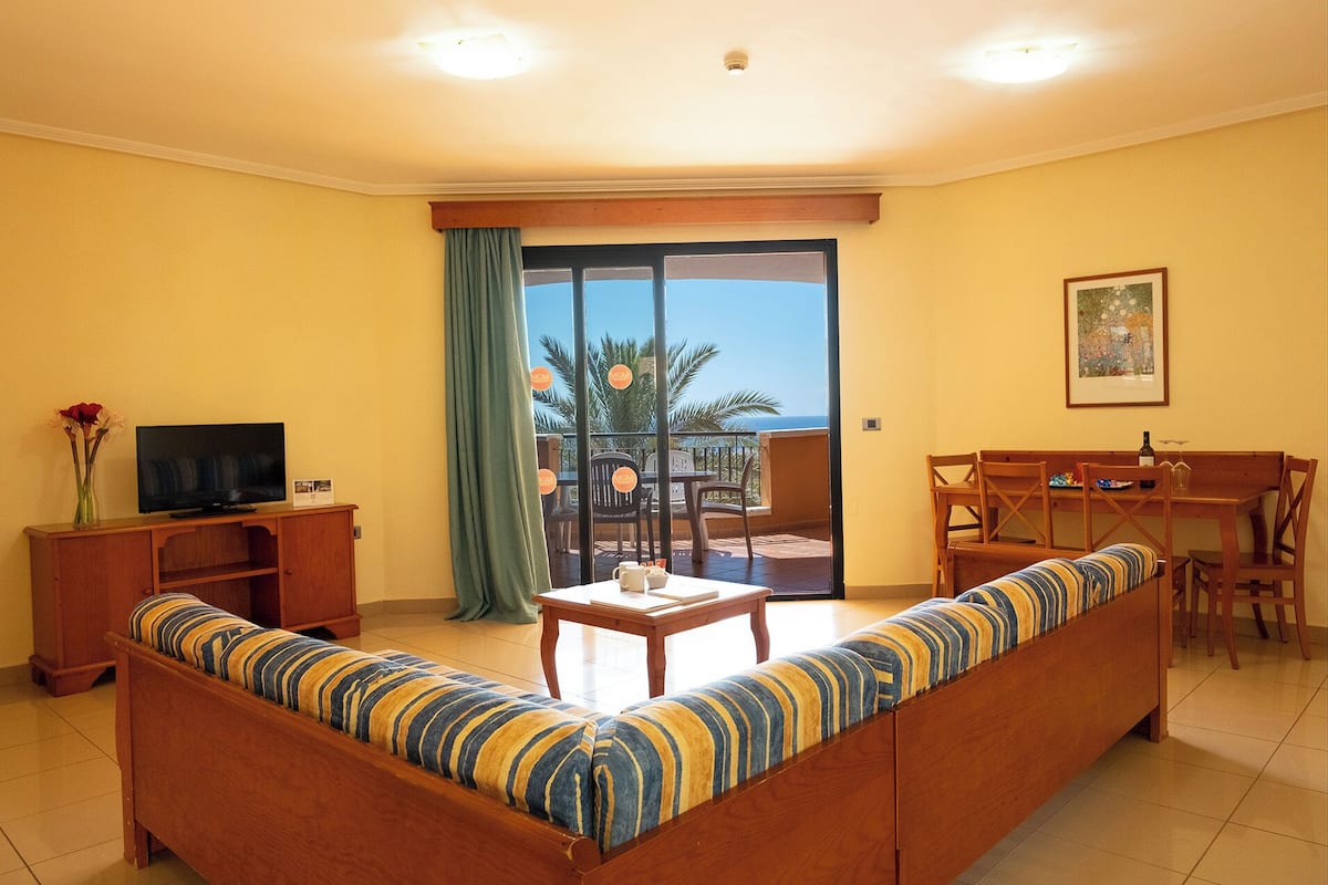 Tallelokero huoneessa, pimennysverhot, silitysrauta/-lauta