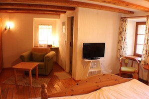 Family Room, Non Smoking | Hypo-allergenic bedding, minibar, in-room safe, individually furnished