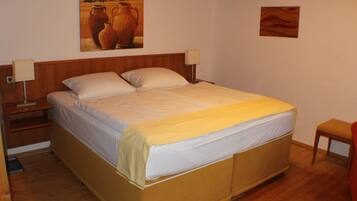 Hypo-allergenic bedding, minibar, in-room safe, individually furnished