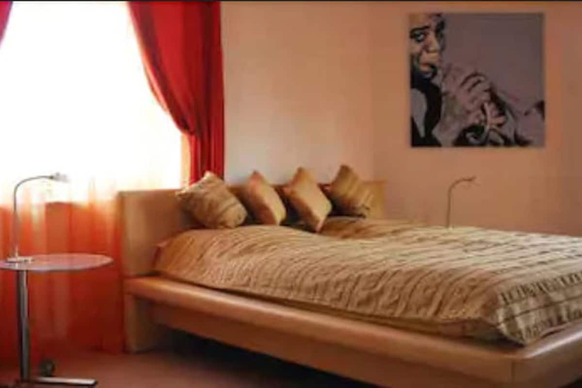 Desk, laptop workspace, soundproofing, WiFi (free)