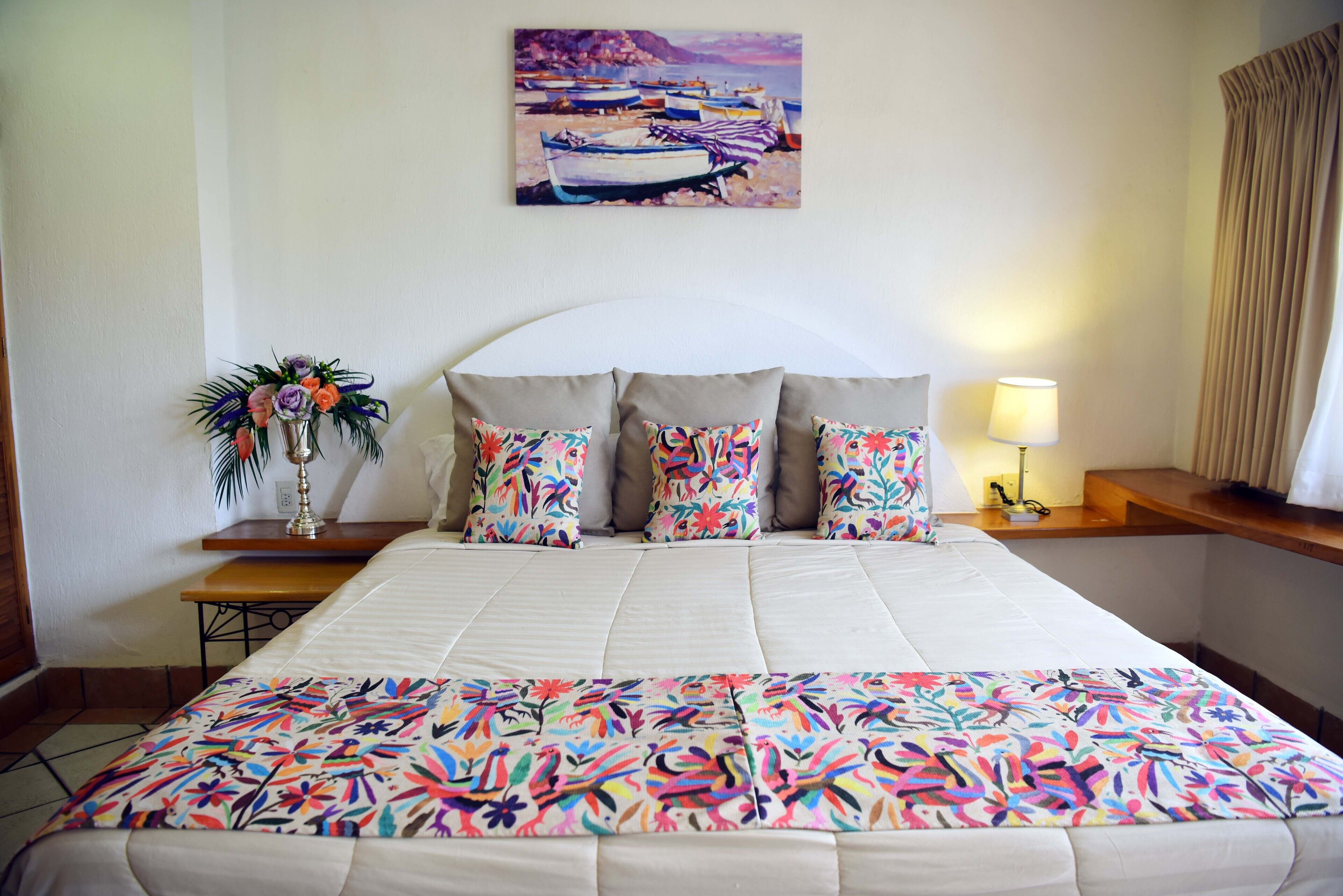 Estudio estándar | Cortinas blackout, tabla de planchar con plancha y ropa de cama 