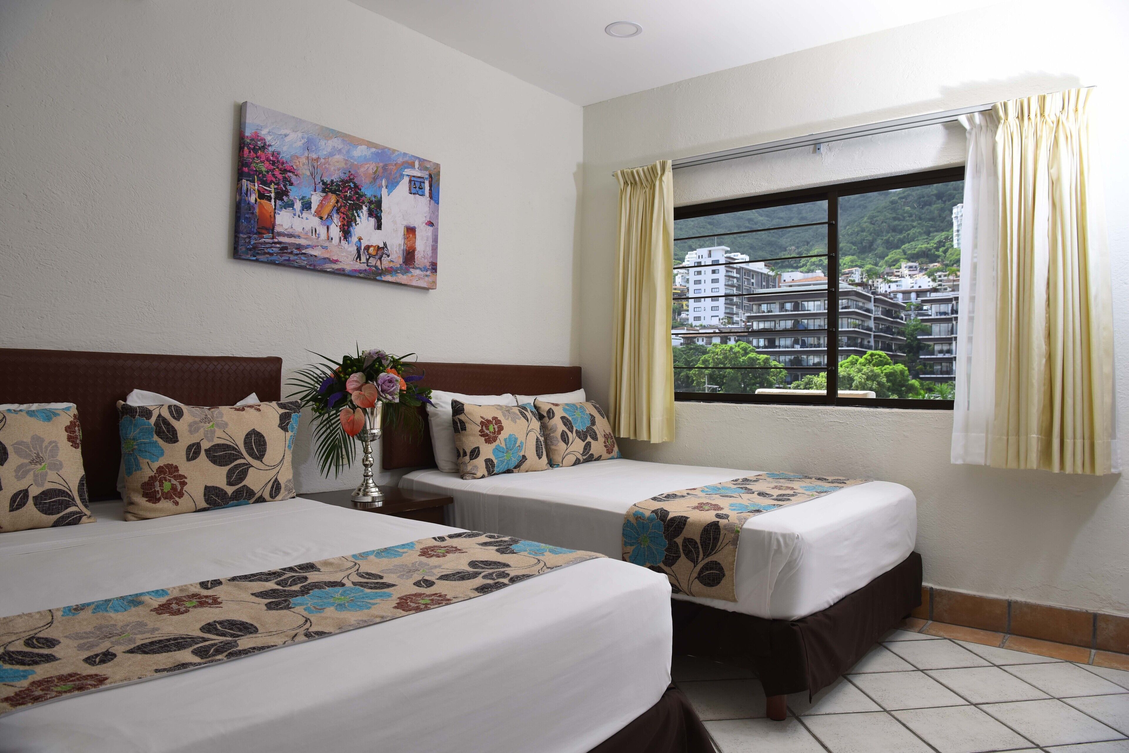 Cortinas blackout, ferros/tábuas de passar roupa, roupa de cama