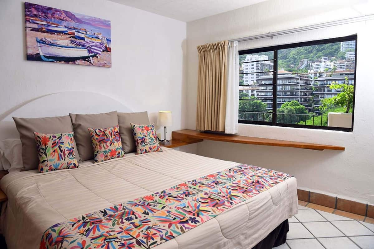 Cortinas blackout, ferros/tábuas de passar roupa, roupa de cama