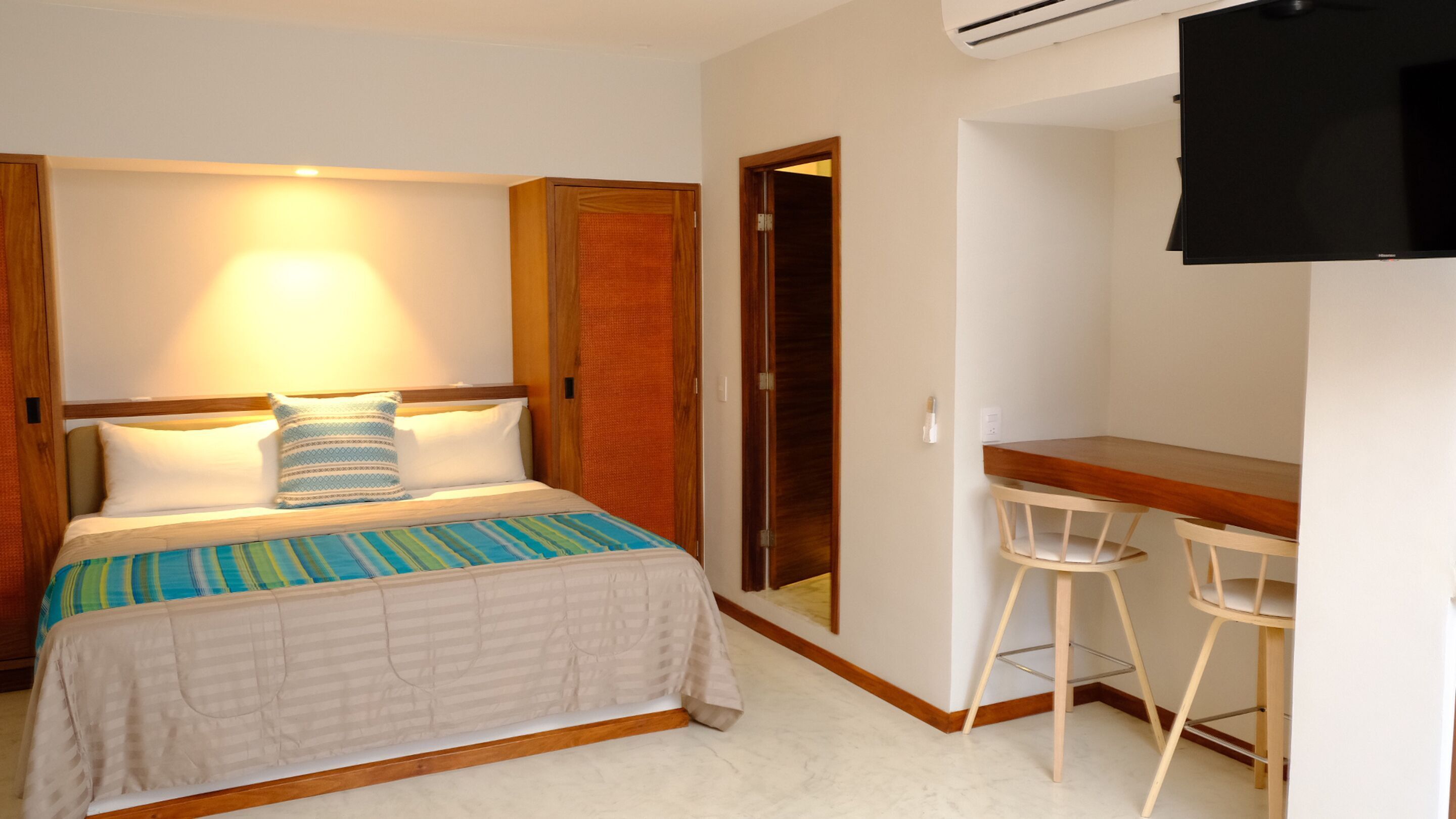 Cortinas blackout, ferros/tábuas de passar roupa, roupa de cama