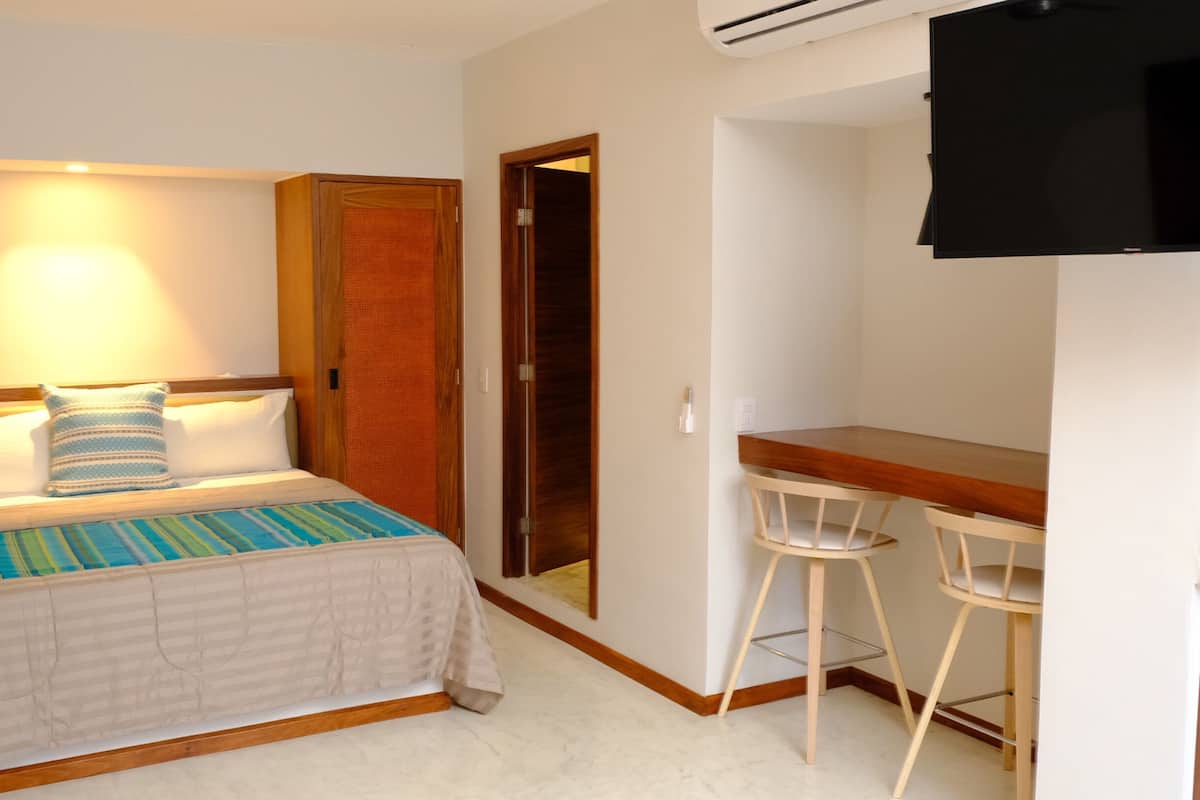 Cortinas blackout, ferros/tábuas de passar roupa, roupa de cama