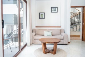 Junior Suite | Living area | 32-inch flat-screen TV with cable channels, TV