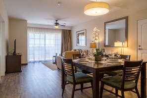 Condo familiar, 1 habitación, cocina | Área de sala de estar | Televisión de pantalla plana de 40 pulgadas con canales por cable 