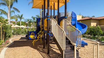 Área de juegos infantiles al aire libre