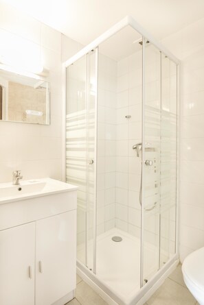 Shower, towels
