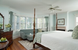 Deluxe King Room, Sitting Area, Private Bathroom, Jetted Tub, RM-1