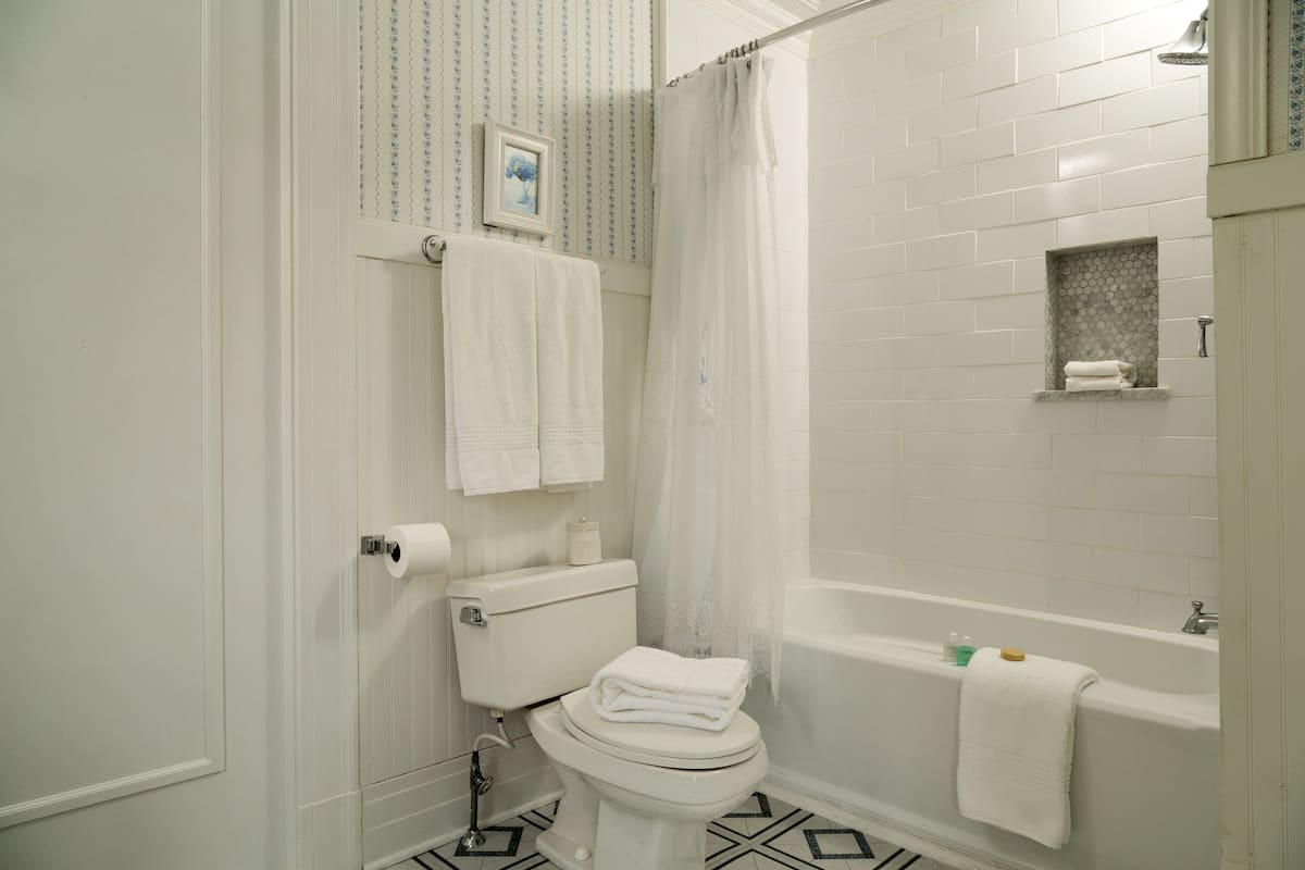 Traditional-Zimmer, 1 Schlafzimmer, eigenes Bad | Badezimmer