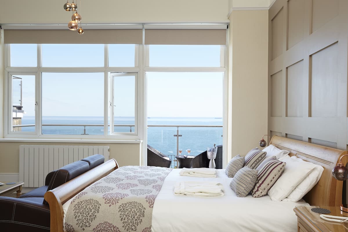 executive room, sea view, sea facing | egyptian cotton sheets, premium bedding, individually decorated, desk