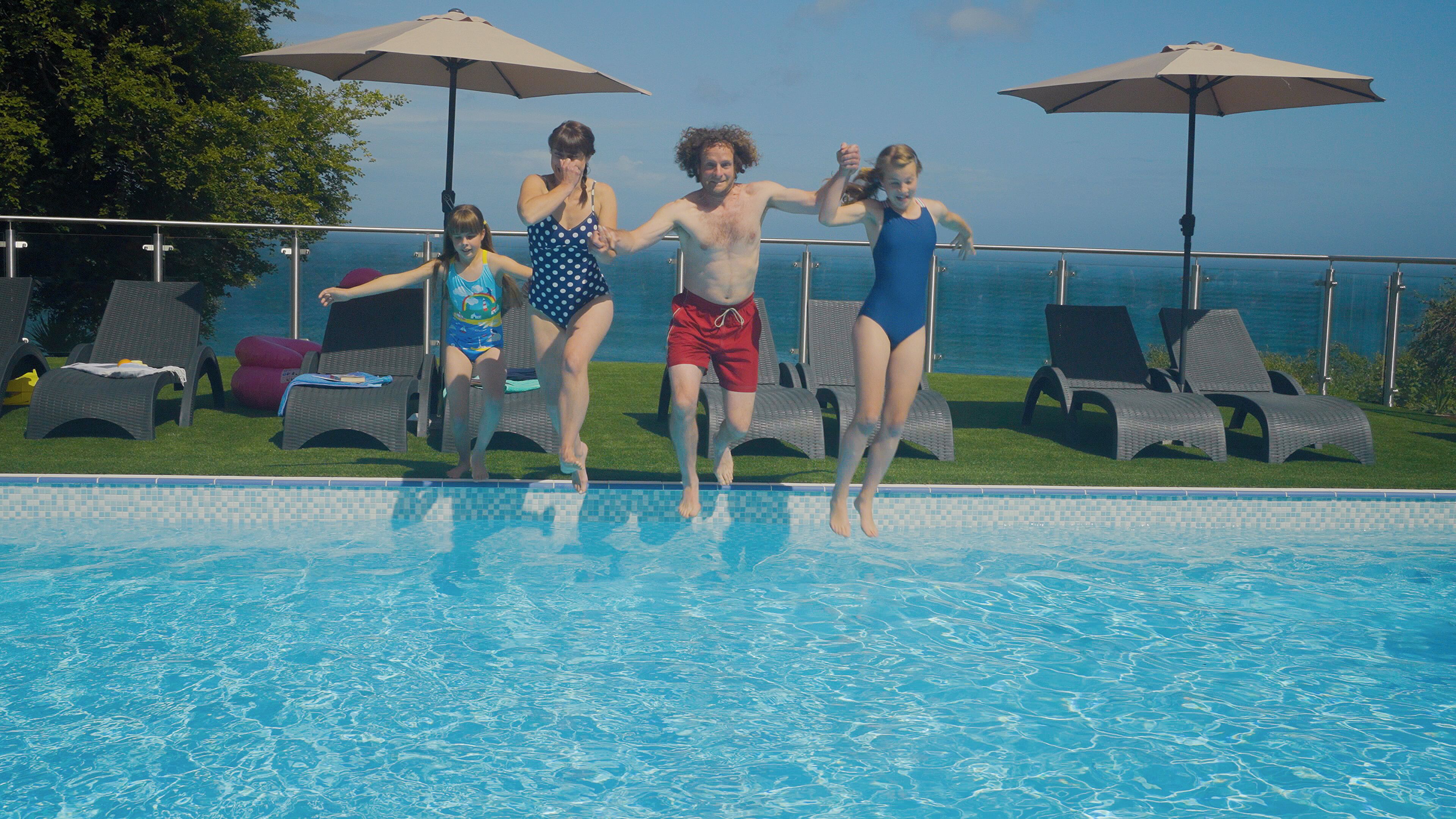 Una piscina techada, una piscina al aire libre