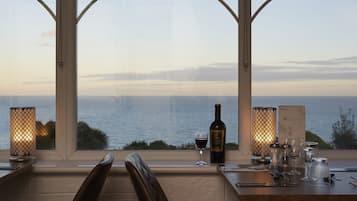 Serviço de café da manhã e jantar, vistas para o jardim