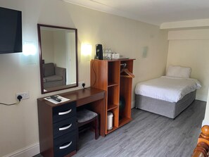 Habitació estàndard (Family of 3) | Escriptori, planxa i posts de planxar, wifi gratuïta i roba de llit 