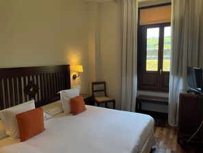 Kahden hengen perushuone, vuoristonäköala | Tallelokero huoneessa, työpöytä, silitysrauta/-lauta, ilmainen Wi-Fi